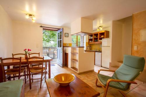 uma cozinha e sala de jantar com mesa e cadeiras em Lou Penequet a charming Mas in Provence with shared pool countryside em Flayosc