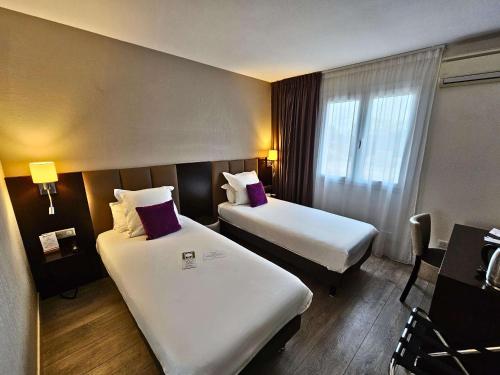 勒卡內代莫爾的住宿－Best Western Terre de Provence，酒店客房设有两张床和窗户。