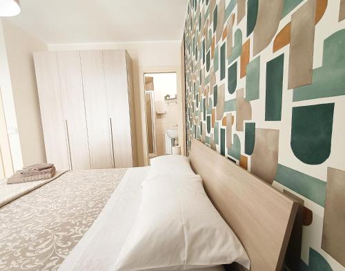 una camera da letto con un letto e un dipinto sul muro di Friends & Family Apartment - Free parking car a Catania