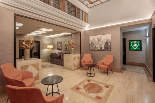 un vestíbulo con sillas naranjas y una sala de espera en Hotel Diana Roof Garden, en Roma