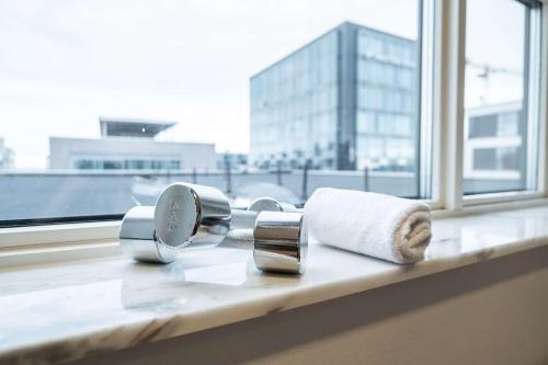 un rebord de fenêtre avec deux rouleaux de papier toilette. dans l'établissement Best Western Plus Park City Malmö, à Malmö