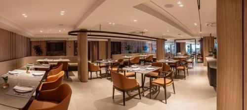 a restaurant with tables and chairs in a room at HCM - Hotel Corais de Manaira in João Pessoa