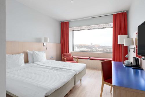 a hotel room with a bed and a window at Best Western Plus Park City Hammarby Sjöstad in Stockholm