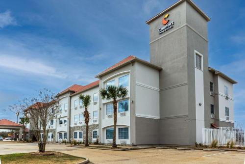 a building with a hotel sign on top of it at Comfort Inn & Suites New Iberia - Avery Island in New Iberia