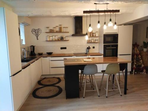 une cuisine avec une table et quelques chaises dans l'établissement Charmante maison de village provençale 85 m2, à Aix-en-Provence