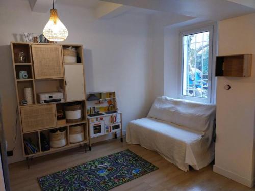 - un salon avec une chaise et une étagère dans l'établissement Charmante maison de village provençale 85 m2, à Aix-en-Provence