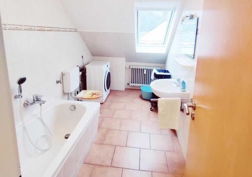 a bathroom with a tub and a toilet and a sink at DWK: Monteurhaus Bad Salzig in Boppard