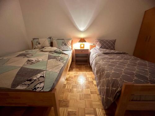 En eller flere senge i et værelse på Apartman “MOON”