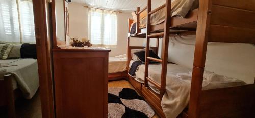 Двухъярусная кровать или двухъярусные кровати в номере Casa das bonecas