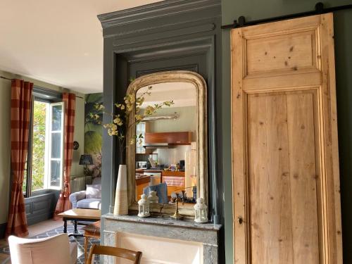 un miroir et une porte dans le salon dans l'établissement Un jardin en ville - Parking gratuit, à Lyon