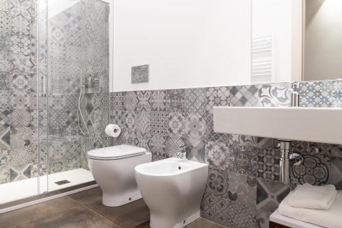 a bathroom with a toilet and a sink and a shower at M-APPHOTEL in Benna