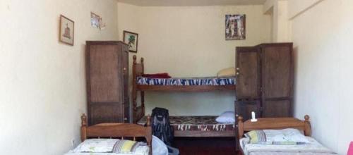 een kamer met 2 stapelbedden in een kamer bij Hotel Marco in Mar del Plata