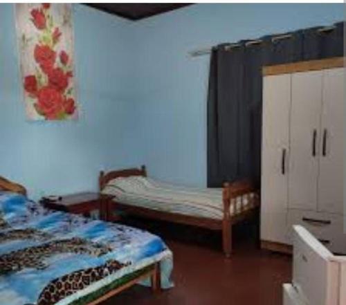 sypialnia z 2 łóżkami i komodą w obiekcie Hotel Marco w mieście Mar del Plata