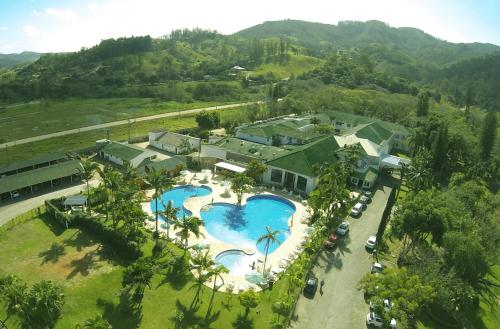 an aerial view of a house with a swimming pool at Hotel Termas Gravatal in Gravatal