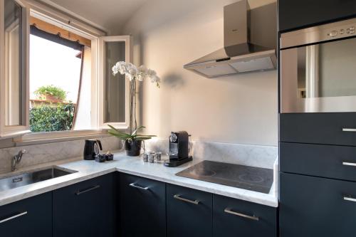 Een keuken of kitchenette bij Tornabuoni Suites Collection Residenza D'Epoca