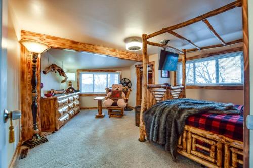 1 dormitorio con cama y espejo grande en Home away from home. en Wisconsin Dells