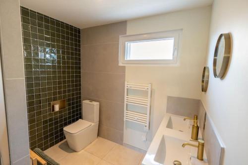 a bathroom with a toilet and a sink and a tub at gîte fleur côte d'opale - Ambleteuse in Ambleteuse