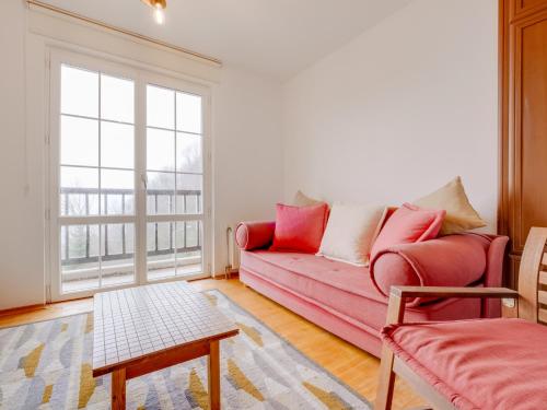 - un salon avec un canapé rose et une fenêtre dans l'établissement Spacious Villa w Garden Fireplace in Sapanca, à Sapanca