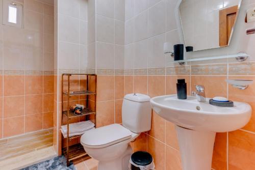 een badkamer met een toilet en een wastafel bij Spacious Villa w Garden Fireplace in Sapanca in Sapanca