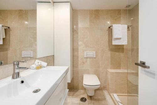 e bagno con lavandino, servizi igienici e doccia. di Gorgeous renovated Apt near golf and sea RDR373 a Marbella