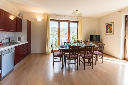 eine Küche und ein Esszimmer mit einem Tisch und Stühlen in der Unterkunft Casa Elsa - Lago d'Orta in Orta San Giulio