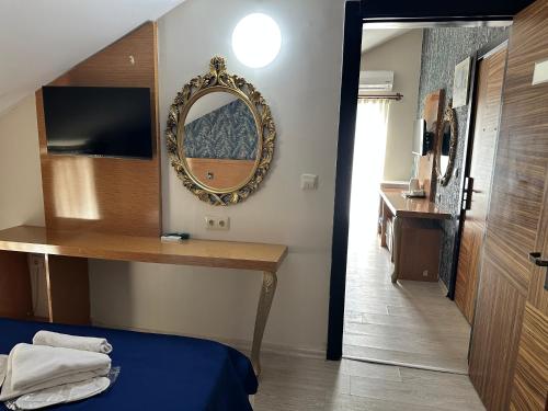 um quarto com um espelho na parede e uma cama em Serenity suites Hotel em Antalya