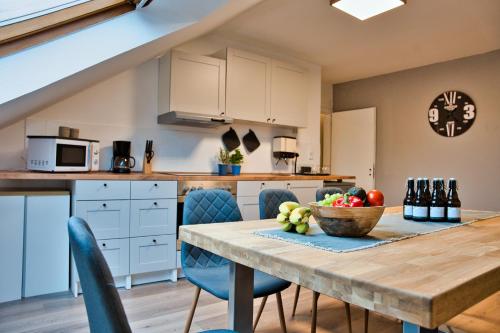 a kitchen with a wooden table with a bowl of fruit at Wohnung im Herzen Bochums (1 km zum Hauptbahnhof) in Bochum