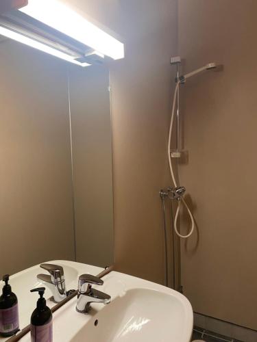 bagno con lavandino bianco e specchio di Sortland Camping og Motell AS a Sortland