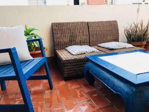 uma sala de estar com um sofá e uma cadeira em Apartment Penthouse Seville in Alameda City Center em Sevilha