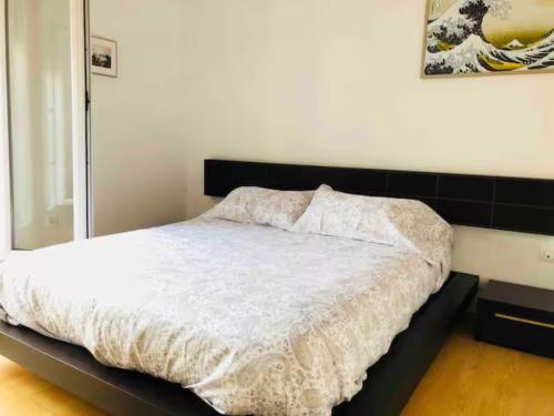 um quarto com uma cama branca e um espelho em Apartment Penthouse Seville in Alameda City Center em Sevilha