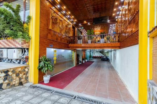 un pasillo vacío de un edificio con balcón en Noi Bai The King Hotel en Sóc Sơn