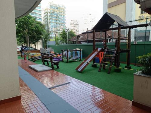 un parque infantil con un tobogán y un tobogán en Apartamento Barra Villa d Italia HIR 32, en Río de Janeiro