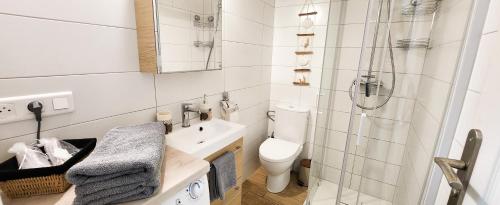 une salle de bain avec un lavabo, des toilettes et une douche dans l'établissement STUDIO- NICE MONT BORON, PISCINE SUR LA RESIDENCE, à Nice