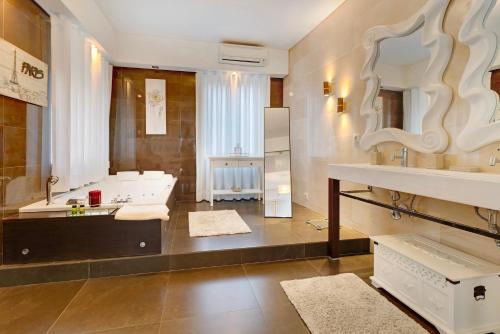 een badkamer met 2 wastafels en een grote spiegel bij Apartment Boutique Santa Catarina 2 in Porto
