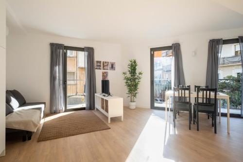 uma sala de estar com uma mesa e uma sala de jantar em Centric Apartment Camp Nou em L'Hospitalet de Llobregat