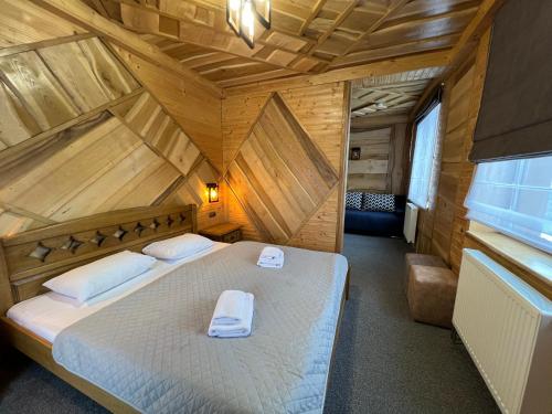 um quarto com uma cama com duas toalhas em Rich OAK - Багатий Дуб em Yablunytsya