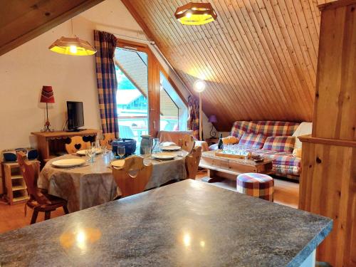 un salon avec une table et un canapé dans l'établissement Apartment Les Combettes D et E by Interhome, aux Contamines-Montjoie