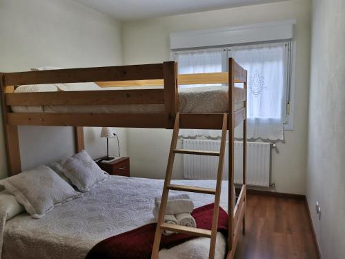 利亞內斯的住宿－LUCES DE LLANES，一间卧室配有两张双层床和一张床