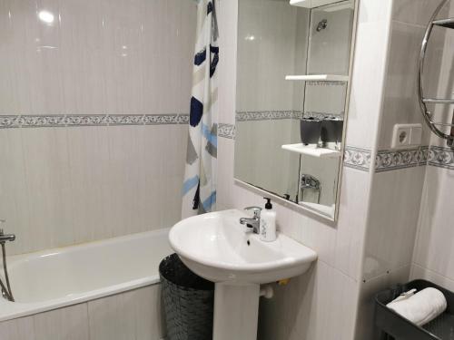利亞內斯的住宿－LUCES DE LLANES，白色的浴室设有水槽和浴缸。