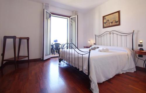 um quarto com uma cama e uma grande janela em La casa di Noemi em Tempio Pausania