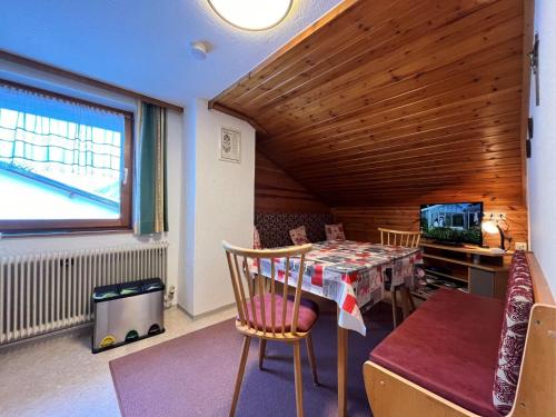 ein Esszimmer mit einem Tisch und einem TV in der Unterkunft Apartment Wiesenhof - LFD200 by Interhome in Längenfeld
