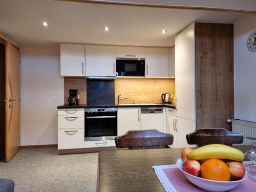 una cucina con un cesto di frutta su un tavolo di Apartment Monika - KPL562 by Interhome a Kappl