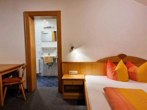 1 dormitorio con 1 cama y baño con ducha en Apartment Apart Birgit - KPL175 by Interhome, en Kappl