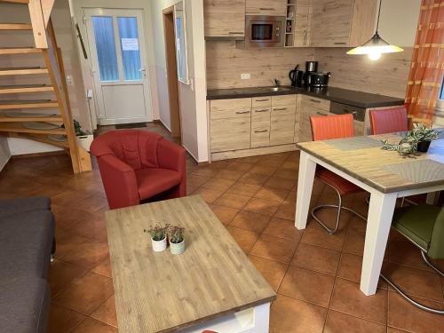 オストゼーバート・カールスハーゲンにあるHoliday Home Möwennest by Interhomeのリビングルーム(テーブル付)、キッチン