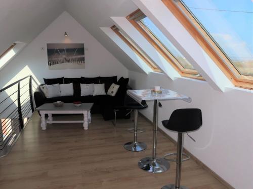 un salon avec un canapé et une table dans l'établissement Holiday Home Brise Marine by Interhome, à Cléder