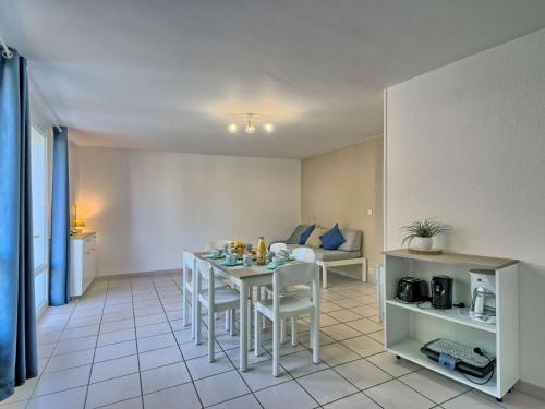 Χώρος καθιστικού στο Holiday Home Hameau Océan-3 by Interhome