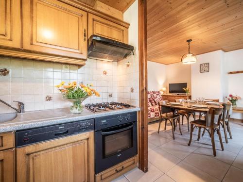 Il comprend une cuisine équipée d'une cuisinière et d'une table à manger. dans l'établissement Apartment Le Tetras-1 by Interhome, à Morzine