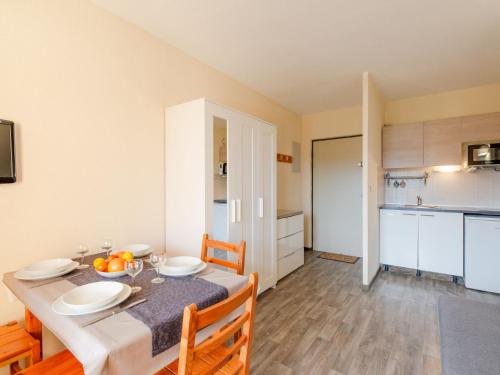 a kitchen and dining room with a table and chairs at Apartment Les Pins Ensoleilles-7 by Interhome in Sainte-Maxime