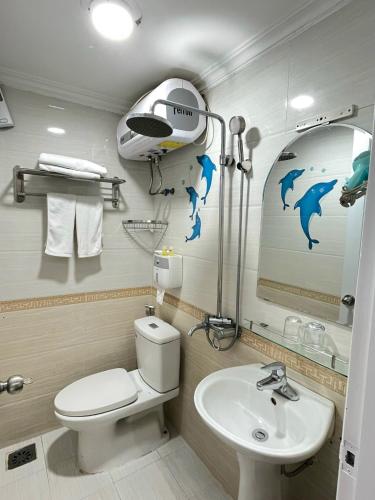 a bathroom with a toilet and a sink at Khách sạn Hướng Dương in Hanoi