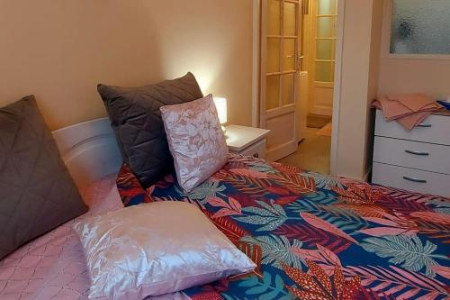 ein Schlafzimmer mit einem Bett mit Kissen darauf in der Unterkunft Le Spacieux du Centre in Agen